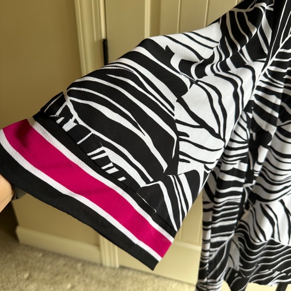Catherines Plus Size Black/White/Fuchsia Leaf Print Tunic 2X - Picture 4 of 6